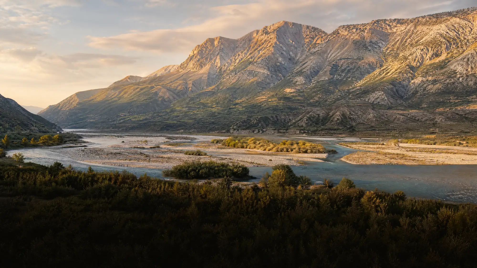 Esplora 192 chilometri di fiume incontaminato nell'Albania meridionale. Pianifica il tuo viaggio in rafting, visita le terme e naviga i canali di ghiaia.